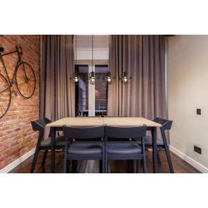 Schwarze, 4-flammige Globo Pendelleuchte im modernen Design über Esstisch.