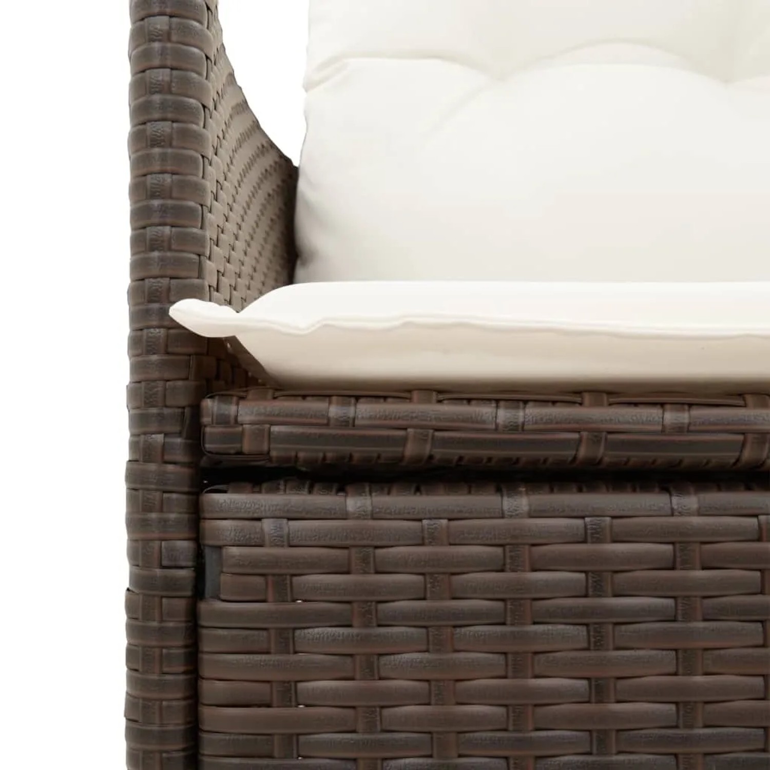 Detailansicht: Brauner vidaXL Gartensessel aus Rattan mit cremeweißen Kissen.