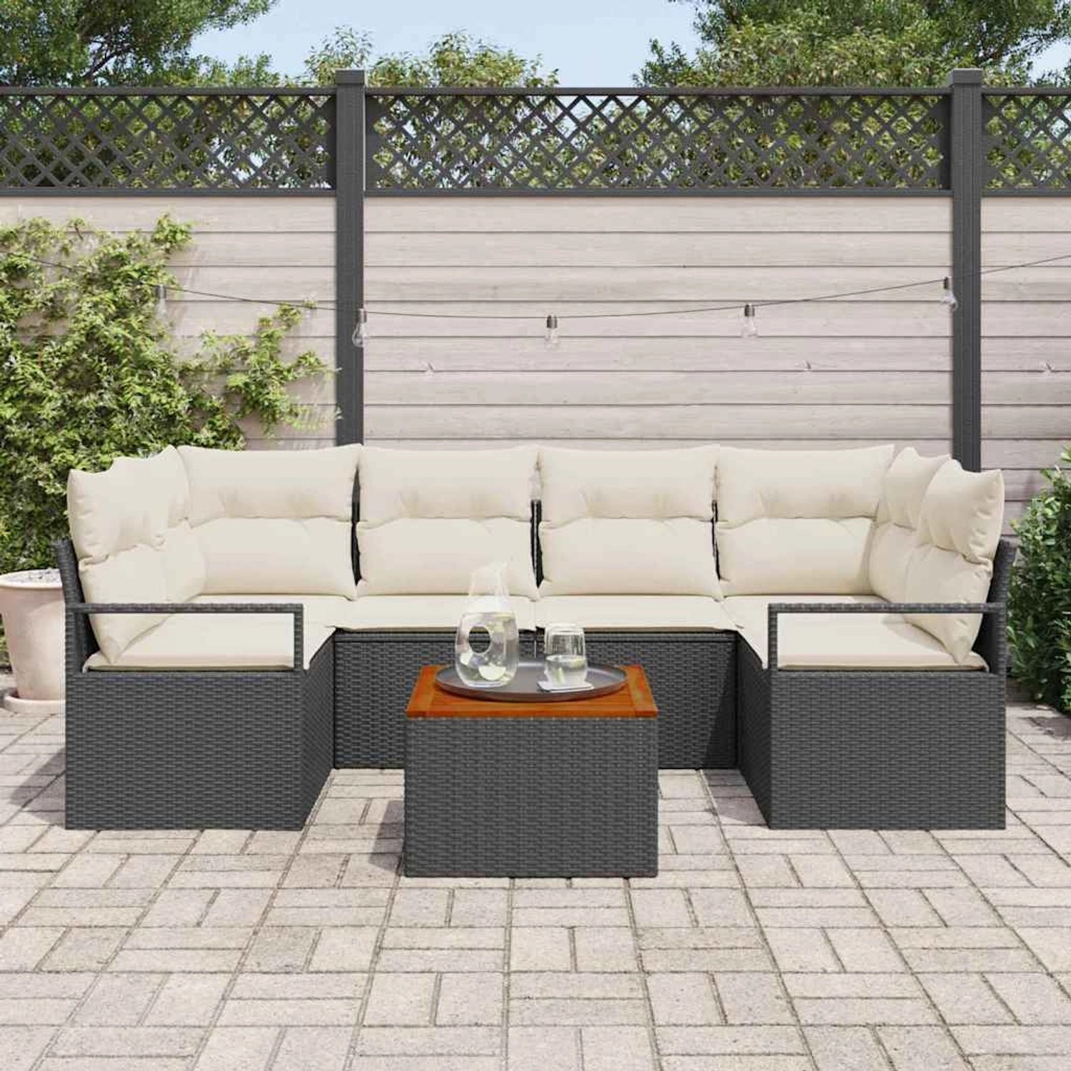 Schwarzes vidaXL Garten-Sofa-Set, 7-teilig, mit Tisch und weißen Polstern. Gartenmöbel für Terrasse und Garten.