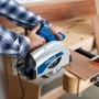 Scheppach Tauchsäge PL 55 im Einsatz: Handkreissäge schneidet Holzplatte präzise.