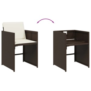 Brauner Poly Rattan Gartenstuhl mit Kissen, platzsparend unter den Tisch schiebbar.
