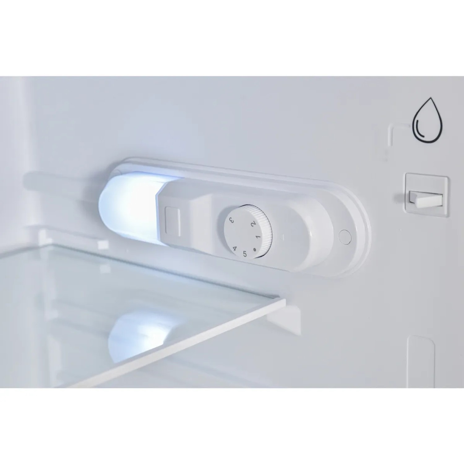 Innenansicht Telefunken Kühlschrank: LED-Beleuchtung, Temperaturregler, Ablage.