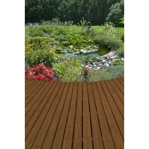 Teakfarbene Terrassendiele aus Nadelholz, druckimprägniert, im Garten verlegt.