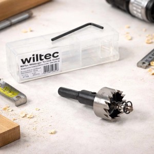 Wiltec Lochsäge 26mm HSS Stahl mit Pilotbohrer, Sechskantschlüssel und Box auf Werkbank. Für Holz, Metall.
