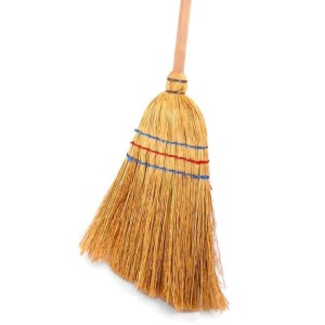 Besen aus dem Galaflor Gartenset für Kinder, Holzstiel, gelb-braune Borsten mit farbigen Bändern.
