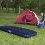 Blaues Single-Luftbett (185x76x22 cm) beim Camping mit Zelt und Person.