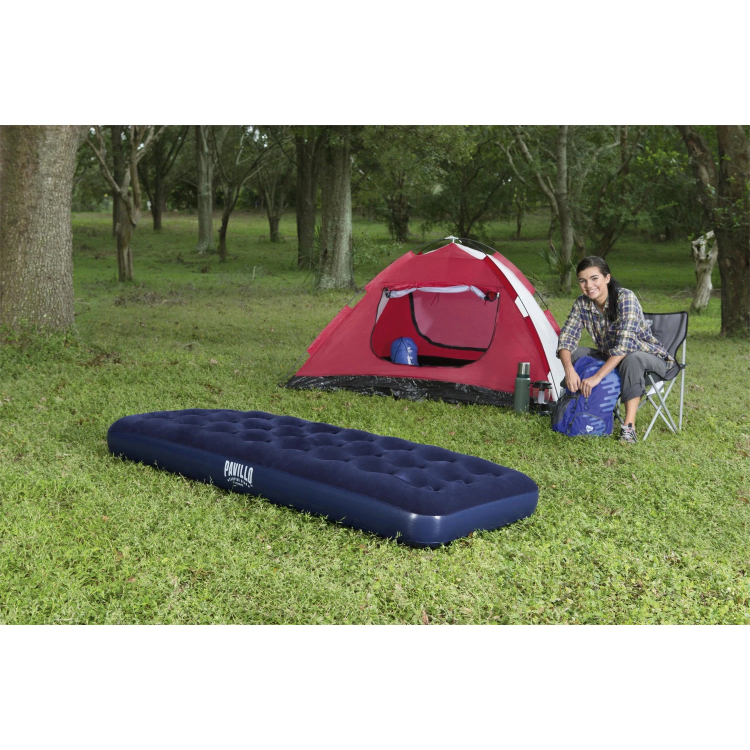 Blaues Single-Luftbett (185x76x22 cm) beim Camping mit Zelt und Person.