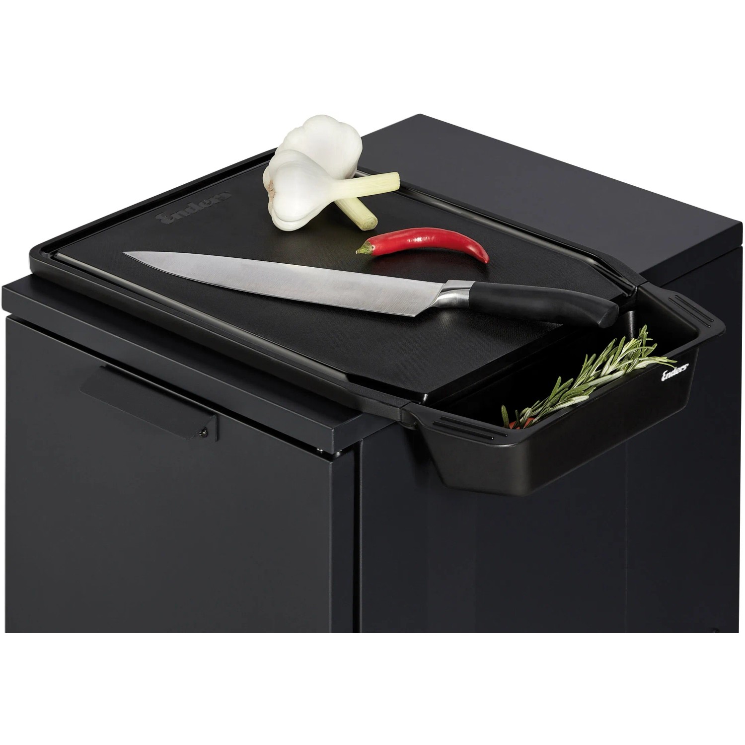 Enders Schneidebrett Grill Mags mit Messer, Knoblauch und Chili auf einem Grill. Grillutensil.