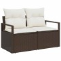 Braunes 2-Sitzer Garten-Sofa-Set aus Poly Rattan mit weißen Kissen.