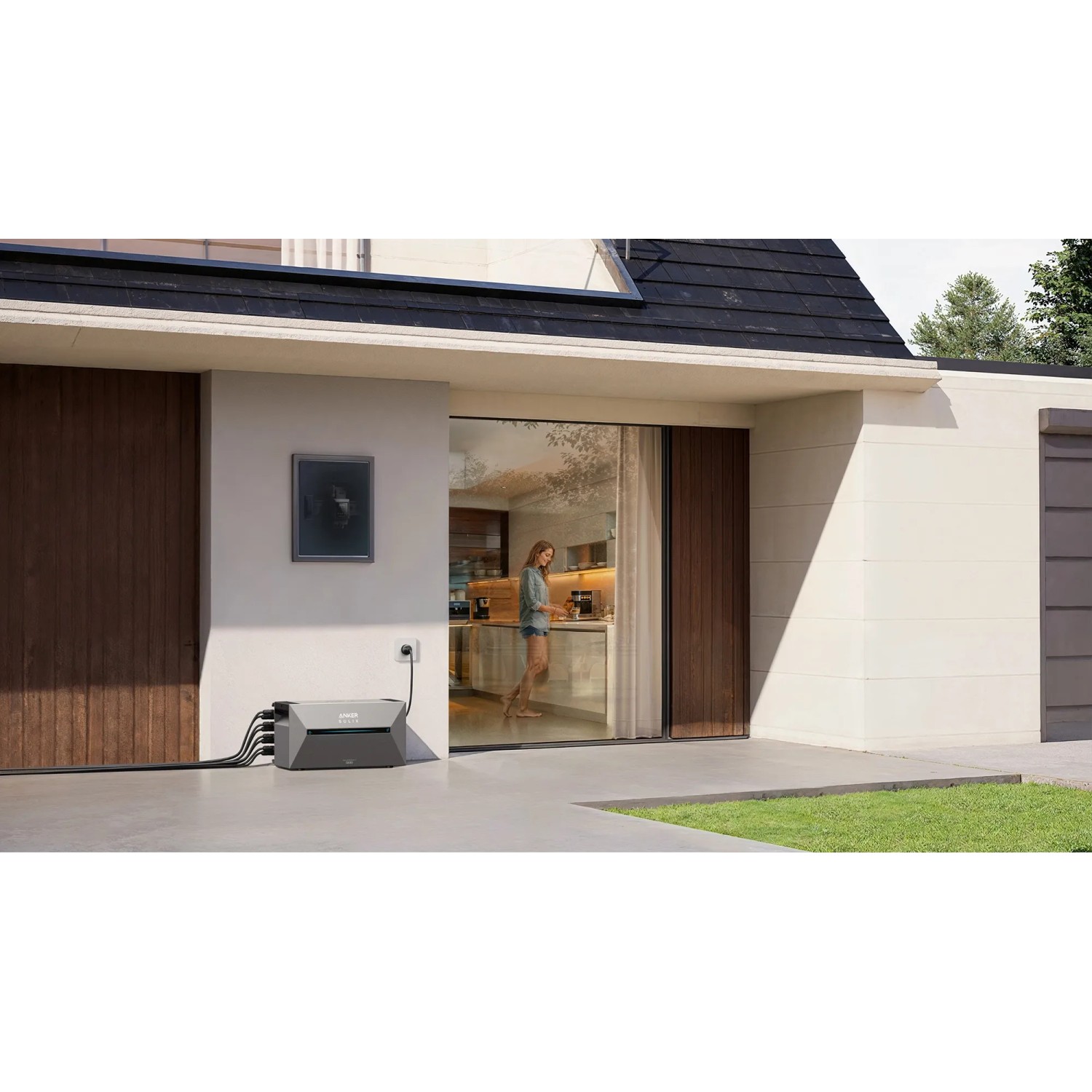 Anker Solix Balkonkraftwerk-Set mit Solarbank 2 E1600 Pro und Smart Meter vor Hauswand.