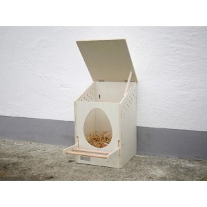 Weißes Kerbl Geflügel-Legenest aus Holz mit Einstiegshilfe und Strohfüllung.