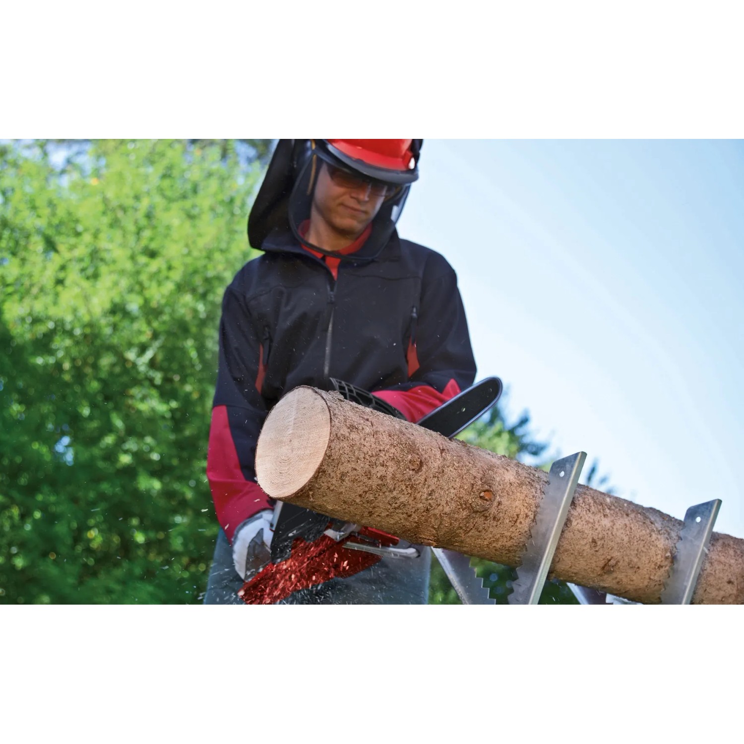 Mann sägt Holz mit der Einhell Benzin-Kettensäge GC-PC 1435 I TC Kit. Inkl. Schutzkleidung und Zubehör.