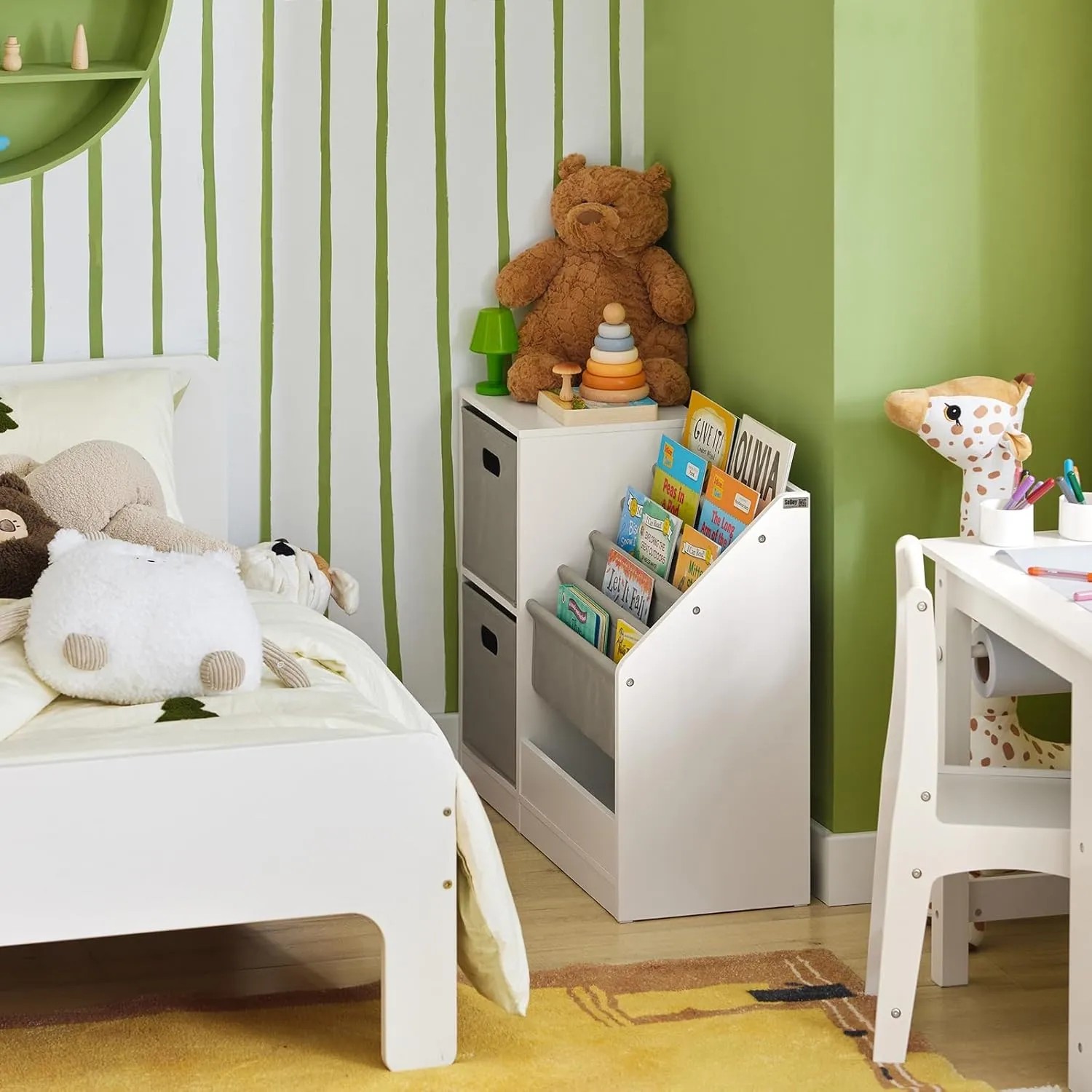 Weißes SoBuy Bücherregal mit Stoffboxen im Kinderzimmer.