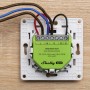 Shelly Dimmer Gen4, grünes smartes Relais zur Hausautomation mit Kabeln an der Rückseite.
