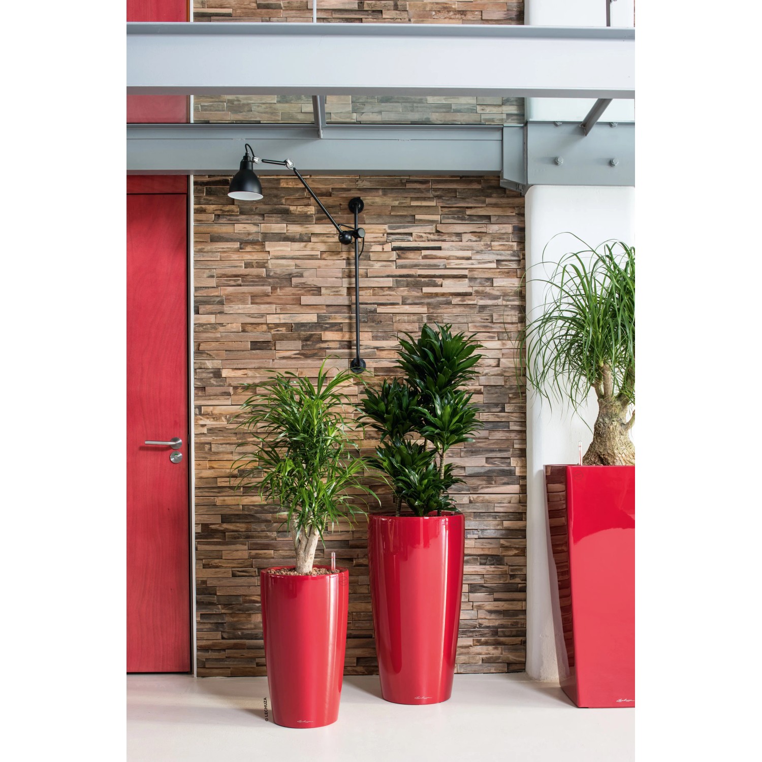 Hochglanz rotes Lechuza Rondo Premium Pflanzgefäß, 56cm hoch. Pflanzsäule mit Bewässerungssystem für Innen.