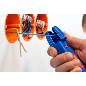 WEICON Kabelmesser No. S 4-28 Multi beim Abisolieren eines Kabels.