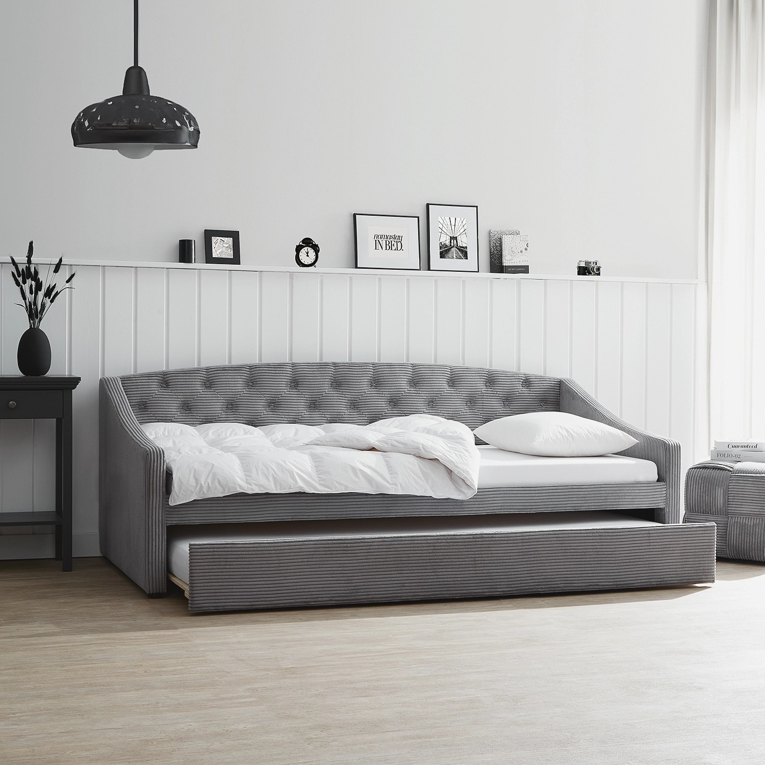Graues Homestyle4u Polsterbett 90x200 mit Ausziehfunktion als Schlafsofa/Tagesbett.