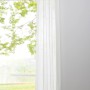 Weißer Mydeco Ösenschal Pure, halbtransparent, an Gardinenstange vor Fenster mit Ausblick.