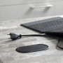 Schwarze SOTECH Doppel Einbausteckdose mit Schuko und USB Anschluss auf einer Arbeitsplatte.