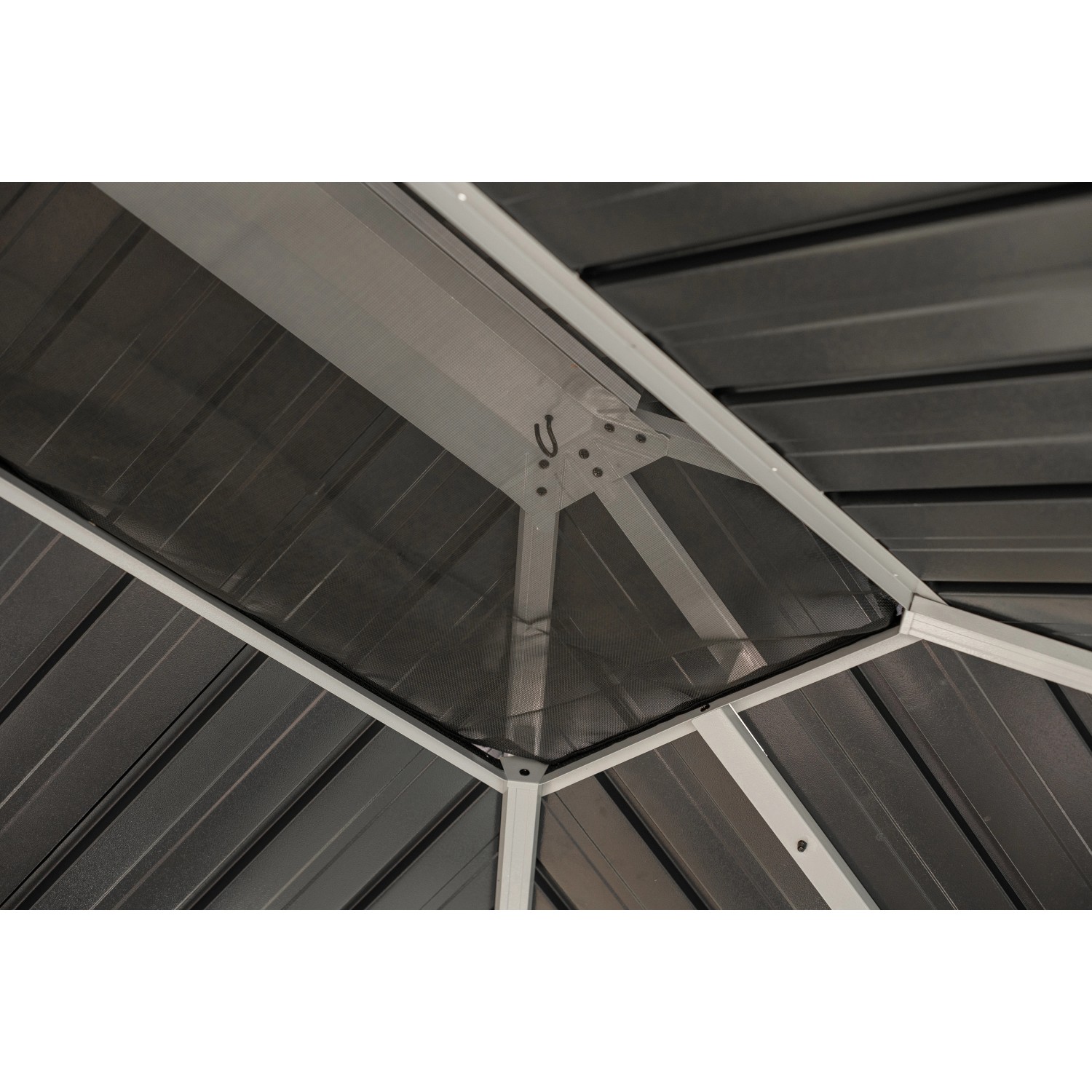 Detailaufnahme des Dachs vom Sojag Pavillon Olan 1014, Stahlblech und Aluminiumkonstruktion.