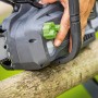 LUX-TOOLS Akku-Kettensäge A-KS-2x20/405 in Aktion, Detailaufnahme von Hand und Bedienelementen.
