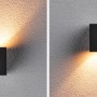 Anthrazitfarbene Paulmann LED-Außenwandleuchte Flame mit warmem Licht an grauer Wand.