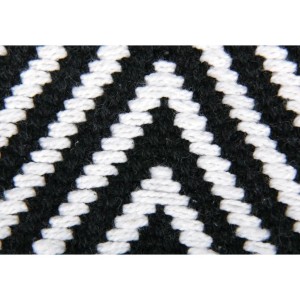 Detailansicht: ProHome Teppich Black & White mit Zickzackmuster, 60x90 cm. Fußmatte im modernen Design.