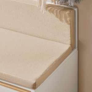Detailansicht: Weiße Schuhbank mit beiger Sitzfläche und Rückenlehne. Stauraum für Schuhe.