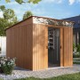 Pergart Gerätehaus Lübeck 88 in Holzoptik mit Schiebetüren und Lichtband im Garten.