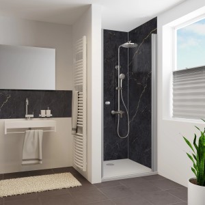 Badezimmer mit Breuer Duschrückwand Seidenmatt Marmor Schwarz-Gold, 100x255 cm.