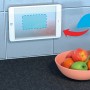 fischer Vakuum Pads: Tablet an Fliese befestigt, Obstschale im Vordergrund. Klebepads für flexible Befestigung.