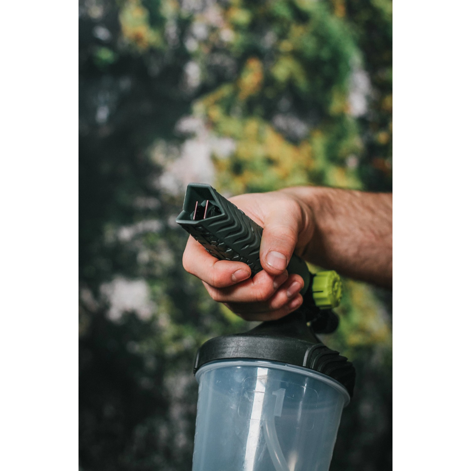 Ava Premium Schaumkanone im Einsatz: Hand hält Sprühgerät für Hochdruckreiniger.