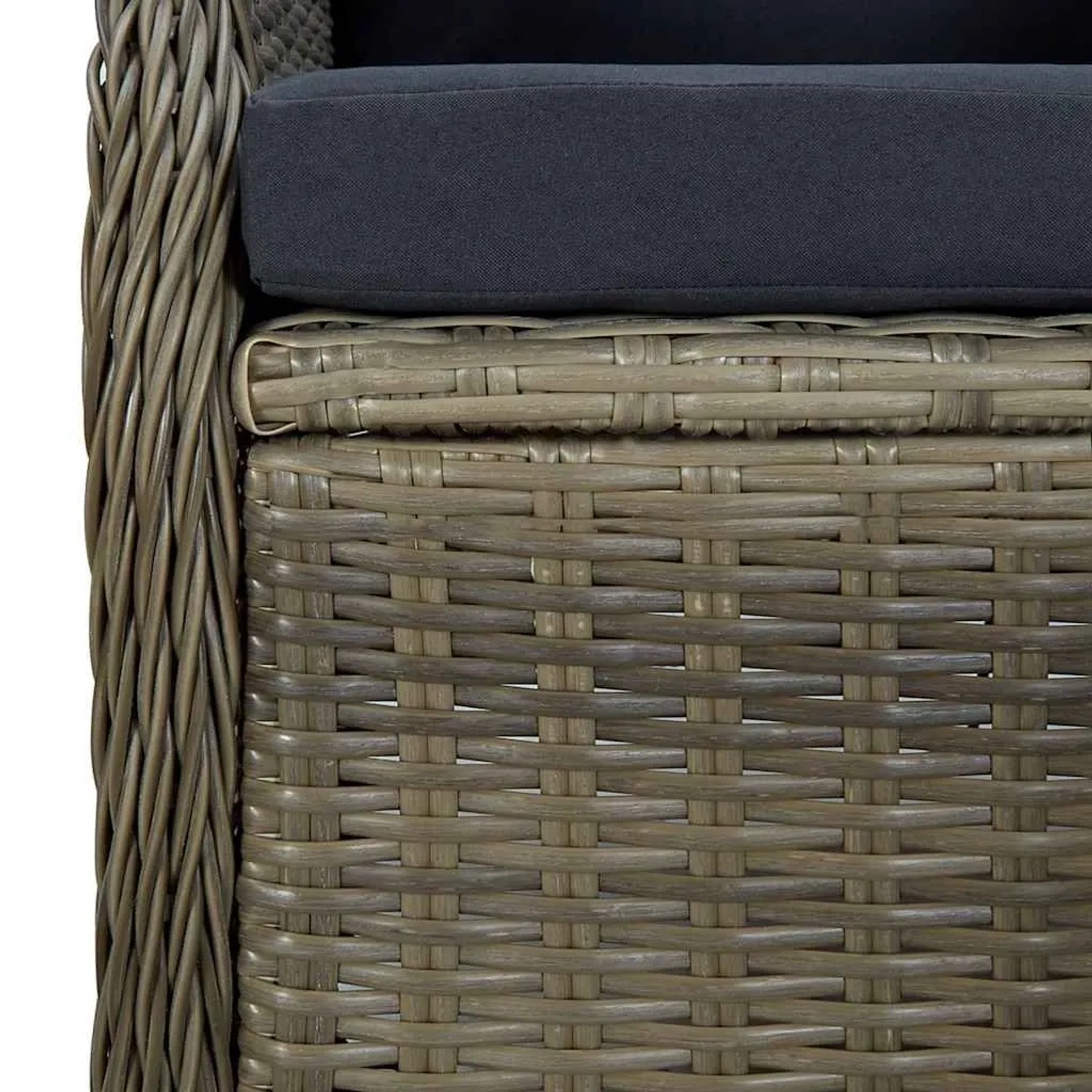 Nahaufnahme des braunen Poly Rattan Gartensessels mit schwarzem Sitzkissen. Die geflochtene Materialstruktur ist deutlich sichtbar.