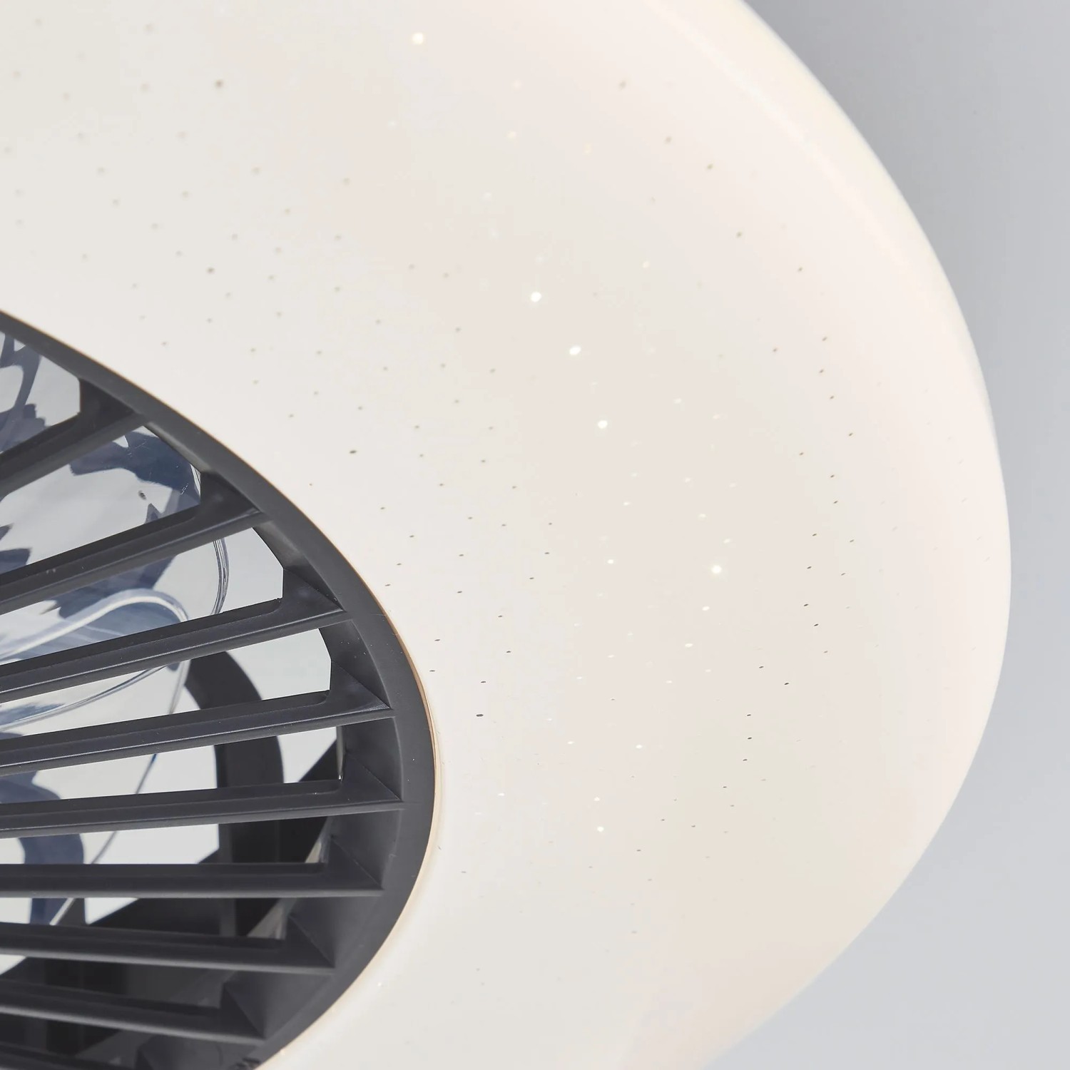 Detailaufnahme: Schwarze LED-Deckenleuchte Salerno mit Ventilator, Ø 57,7 cm.