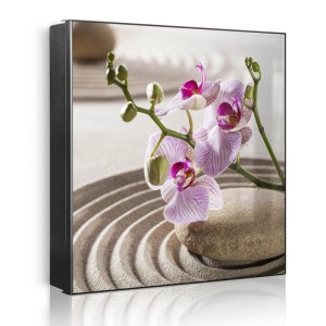 Schwarzer Metall-Schlüsselkasten 30x30cm mit Zen Relax Motiv: Orchideen, Stein, Sand. Magnetisch, beschreibbar.