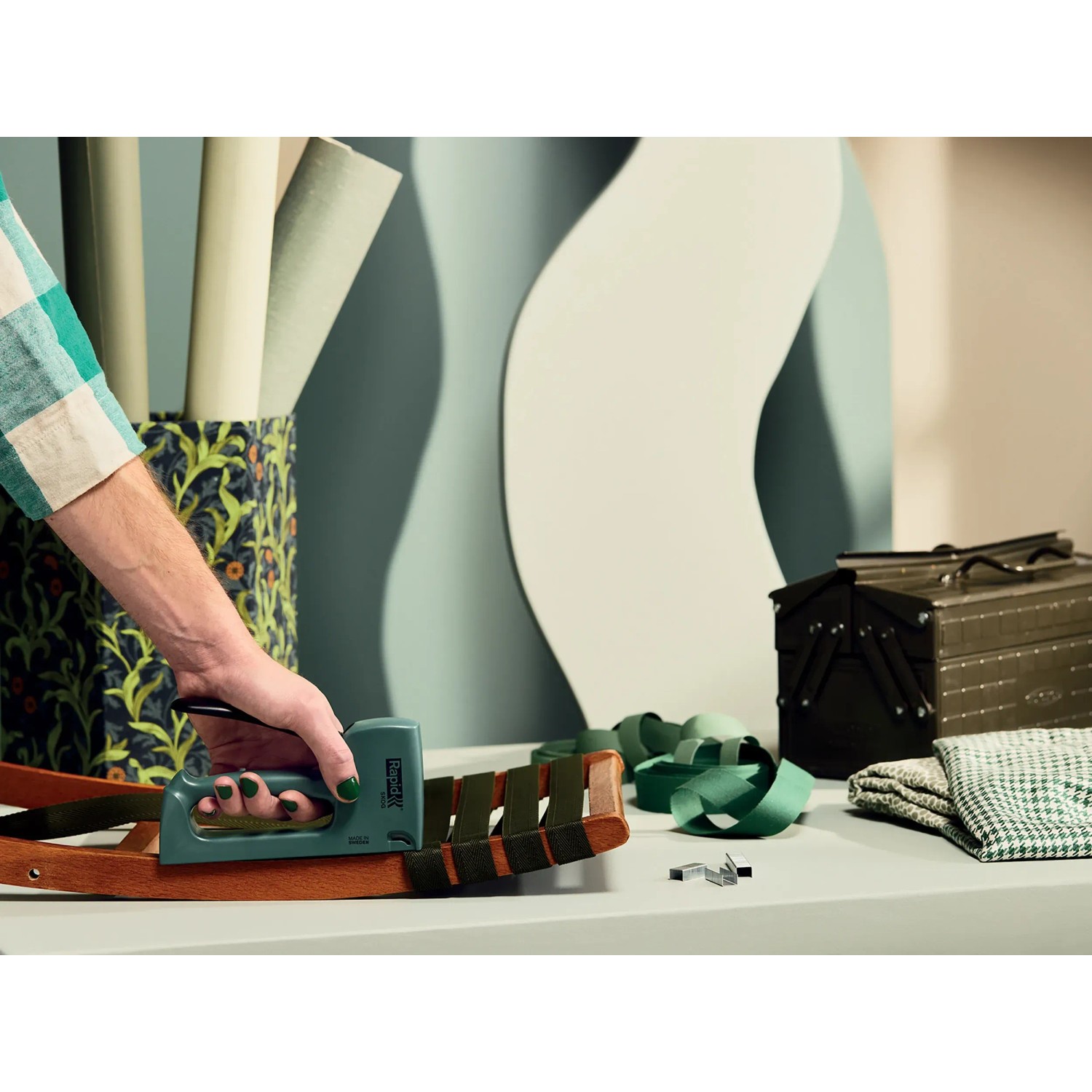 Rapid Handtacker R53 Skog beim Polstern eines Stuhls. Grüner Handtacker.