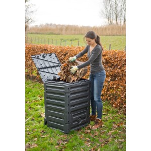 Schwarzer Nature Kompostsilo aus Kunststoff (300 l) mit Frau, die Laub einfüllt.