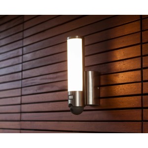 LUTEC LED-Kameraleuchte Elara Secury-Light an Holzfassade. Smarte Leuchte mit Kamera, Bewegungsmelder und Gegensprechanlage.