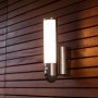 LUTEC LED-Kameraleuchte Elara Secury-Light an Holzfassade. Smarte Leuchte mit Kamera, Bewegungsmelder und Gegensprechanlage.