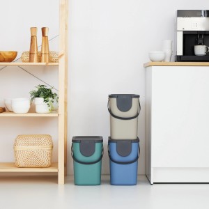 Stapelbare Rotho Albula Mülleimer in Cappuccino, Blau und Grün (je 25 l) zur Abfalltrennung in der Küche.