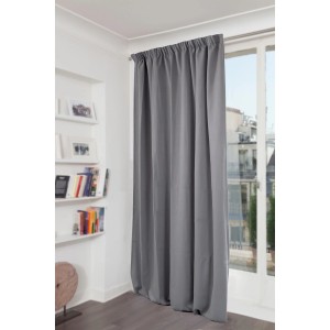 Grauer Moondream Wärmeschutzvorhang mit Faltenband vor Fenster. Verdunkelnd und energiesparend.