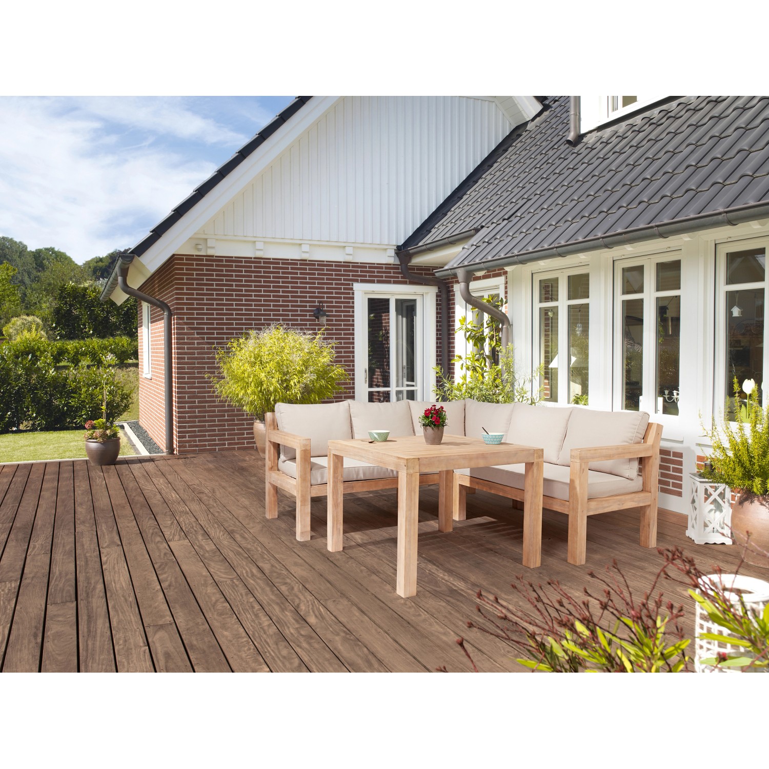 4-teiliges Lounge-Set Morenci mit Esstisch aus Akazienholz FSC® für Garten oder Terrasse.