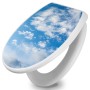 Weißer WC-Sitz mit Absenkautomatik und Wolken-Motiv für ein modernes Badezimmer.