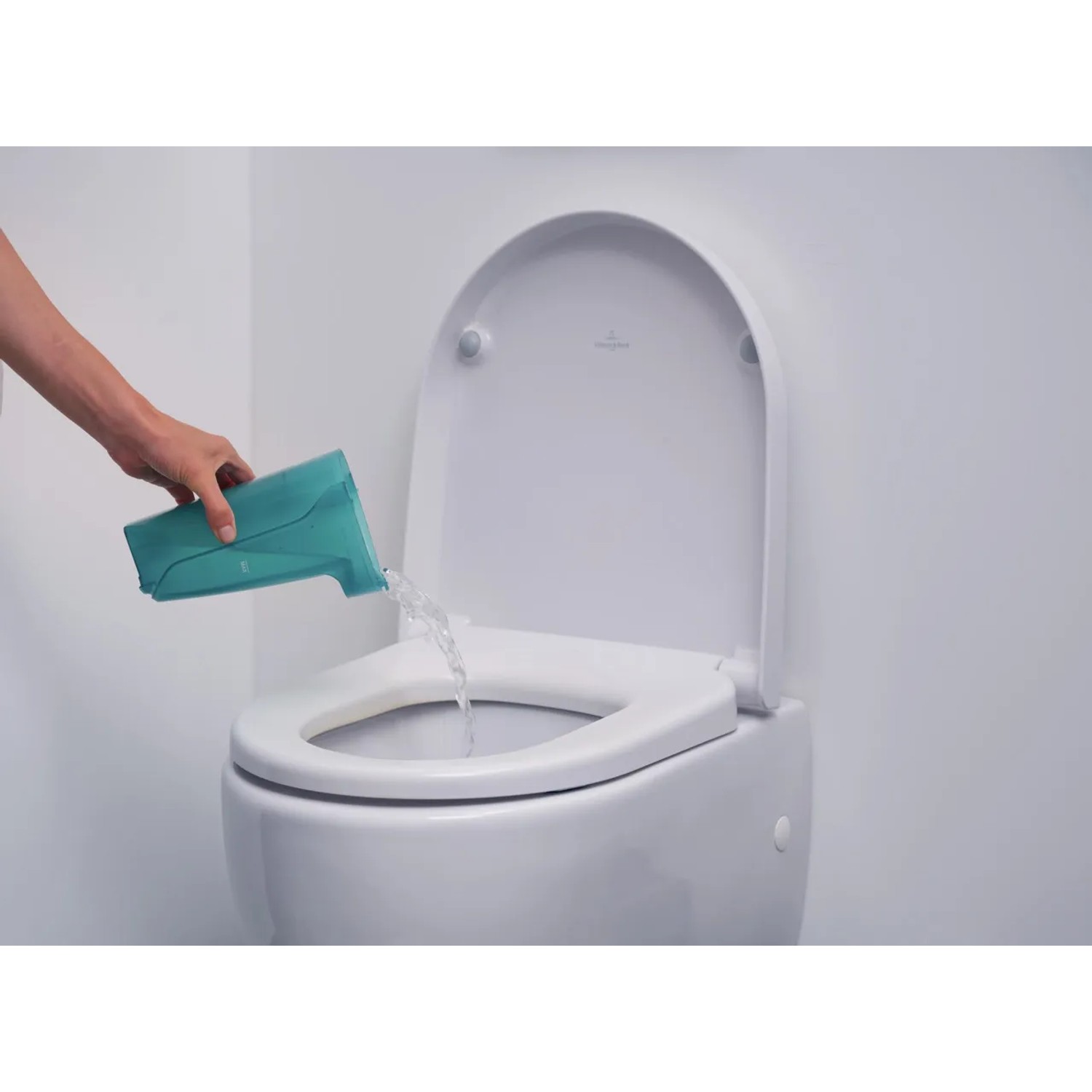Befüllen des Schmutzwassertanks des Leifheit Akku-Saugwischers Regulus Aqua PowerVac.