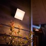 Anthrazitfarbener Philips LED-Außenstrahler Lois, 4.450 lm, 3.000 K an Hauswand.