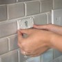 Mr.Beams MB710 Batterieleuchte mit Sensor wird an Wand montiert.