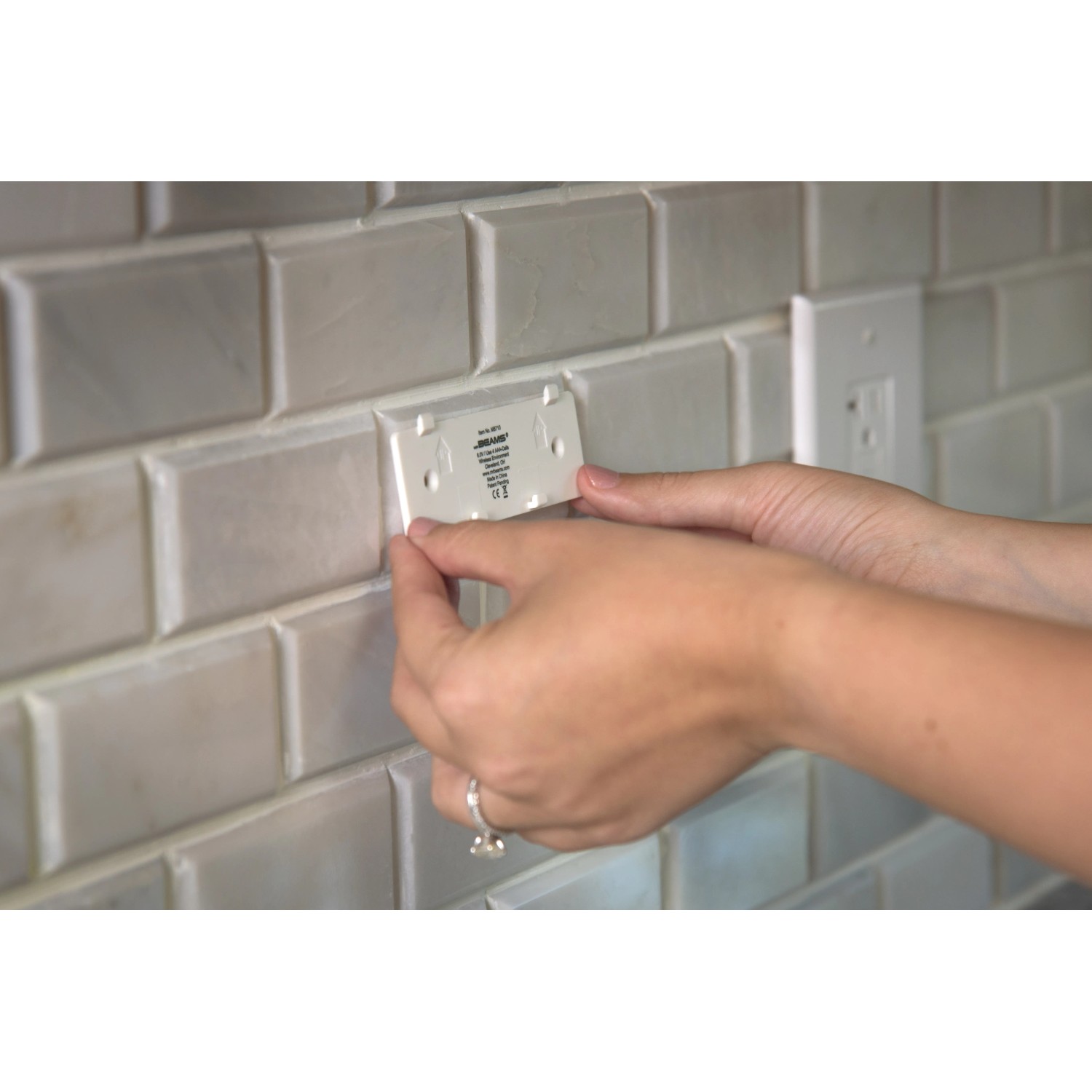 Mr.Beams MB710 Batterieleuchte mit Sensor wird an Wand montiert.