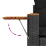 Detailaufnahme: Schwarze Rattan Garten-Sofagarnitur mit ausklappbarem Akazienholz-Tisch.