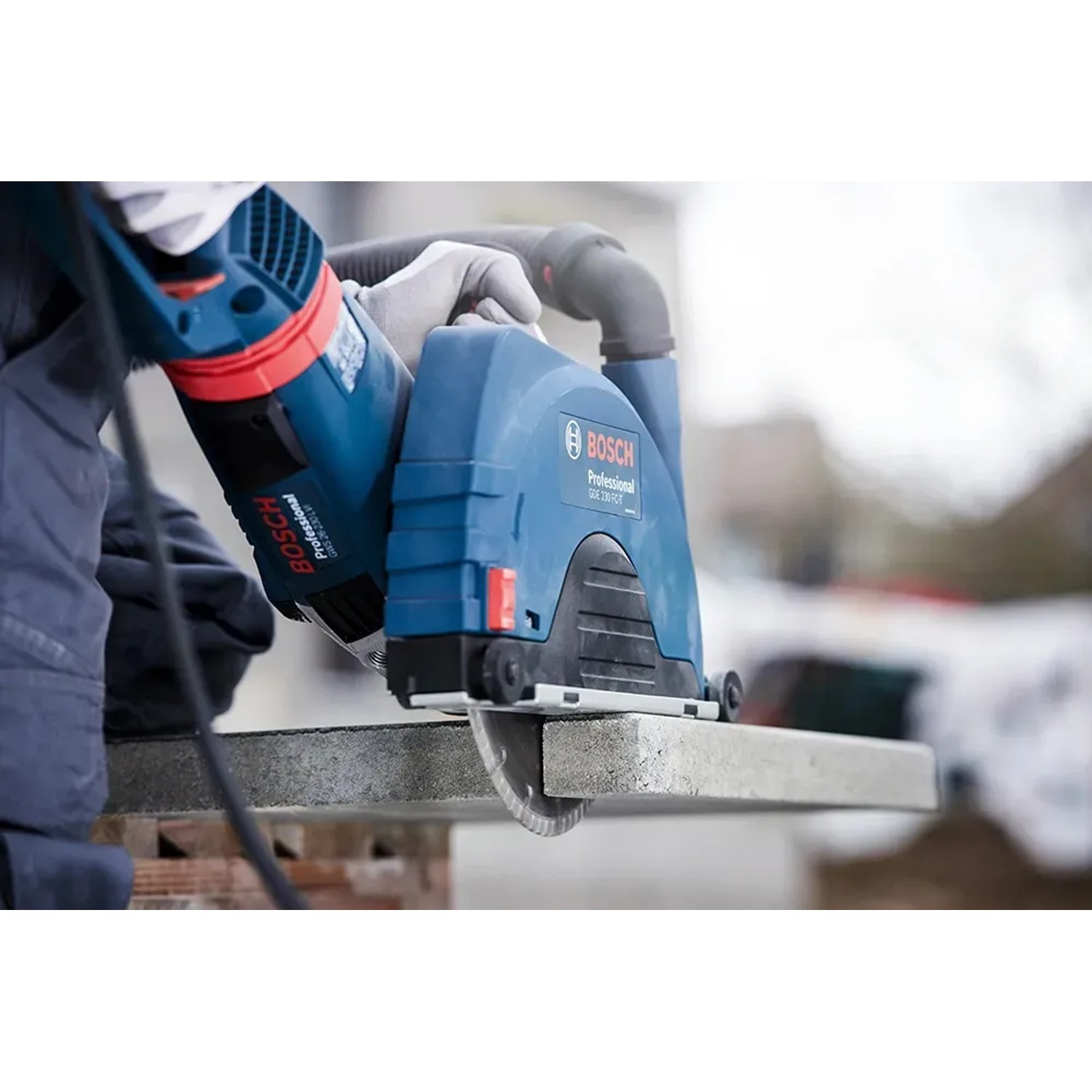 Bosch Diamanttrennscheibe Concrete im Einsatz beim Schneiden von Beton.
