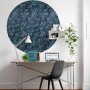 Raum mit runder, selbstklebender Komar Vlies Fototapete Azul (Ø 125 cm) an der Wand.